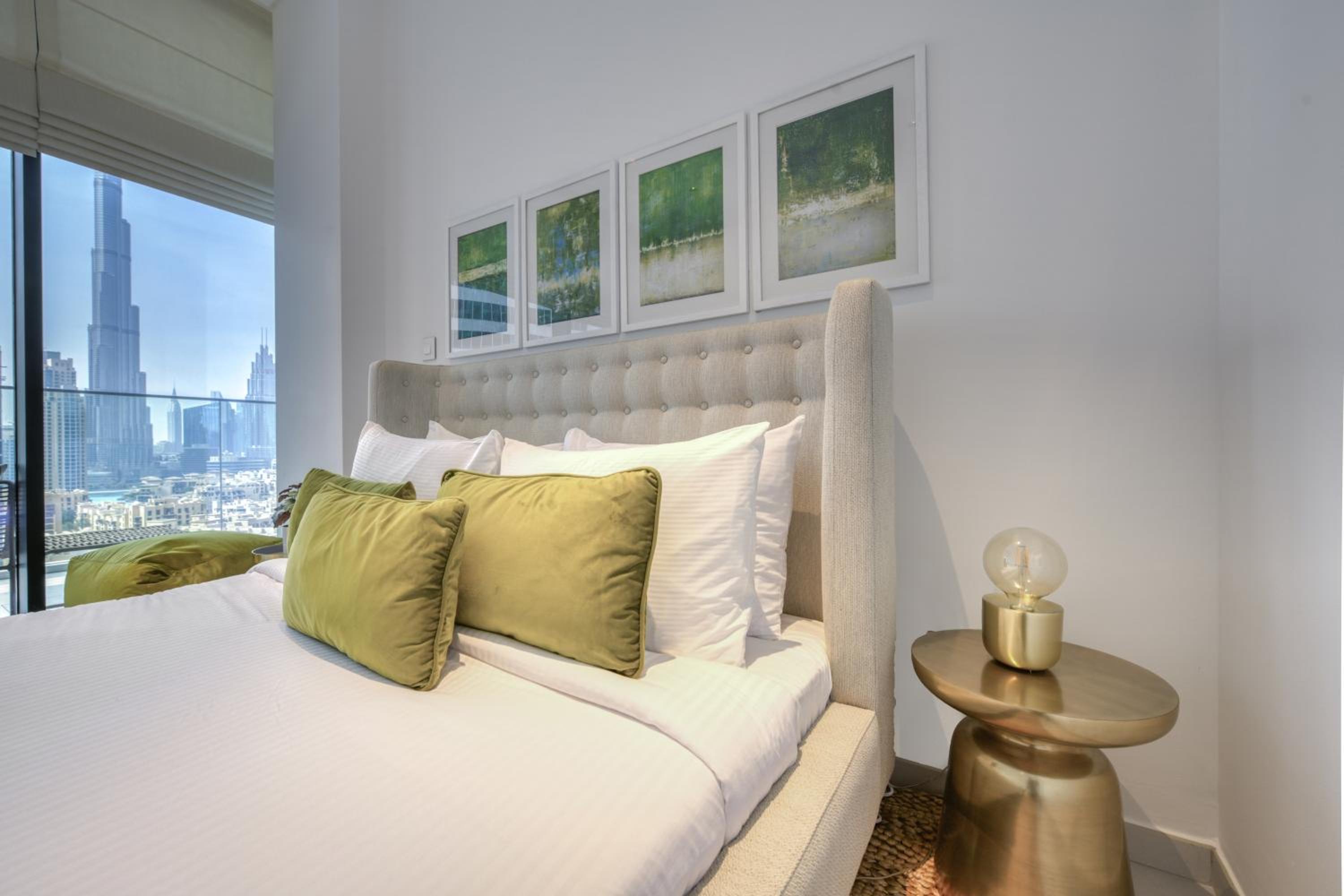 Maison Privee - Luxury Apt with Burj Khalifa Vw & Dubai Canal Access