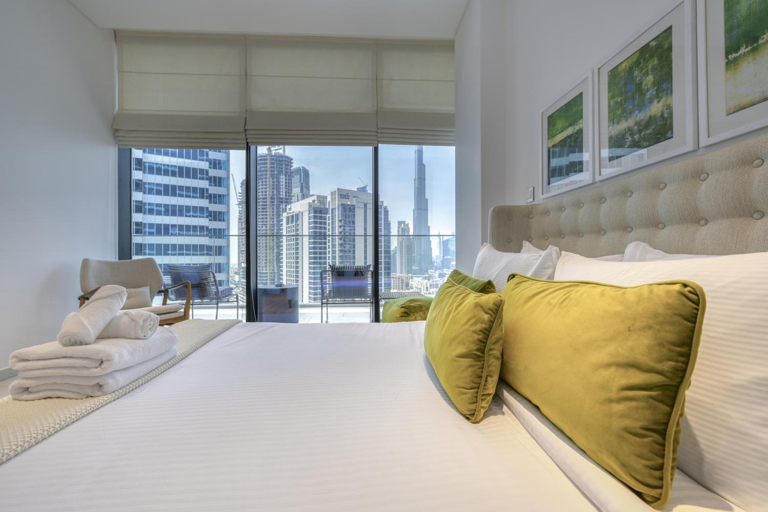 Maison Privee - Luxury Apt with Burj Khalifa Vw & Dubai Canal Access