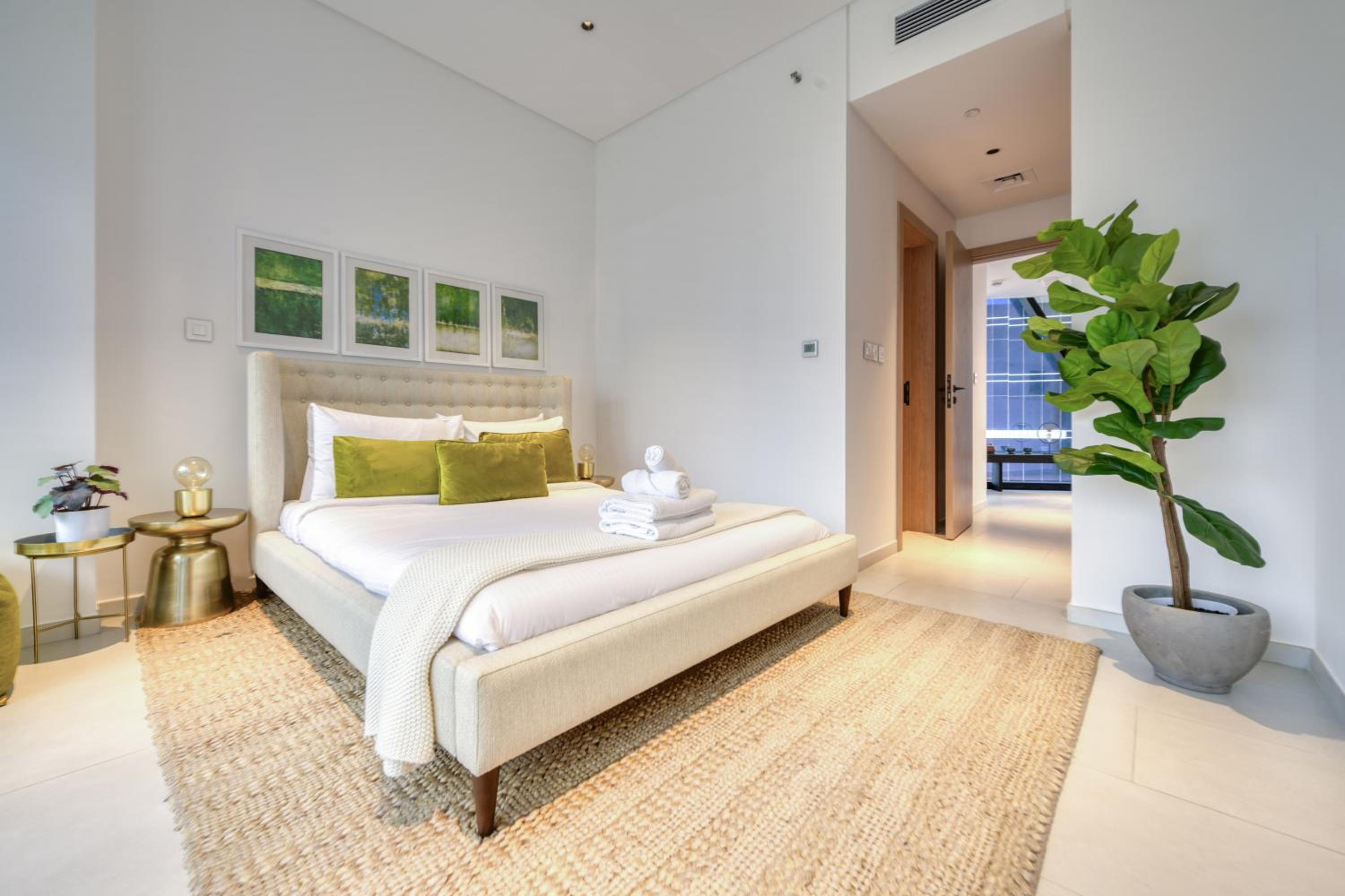 Maison Privee - Luxury Apt with Burj Khalifa Vw & Dubai Canal Access