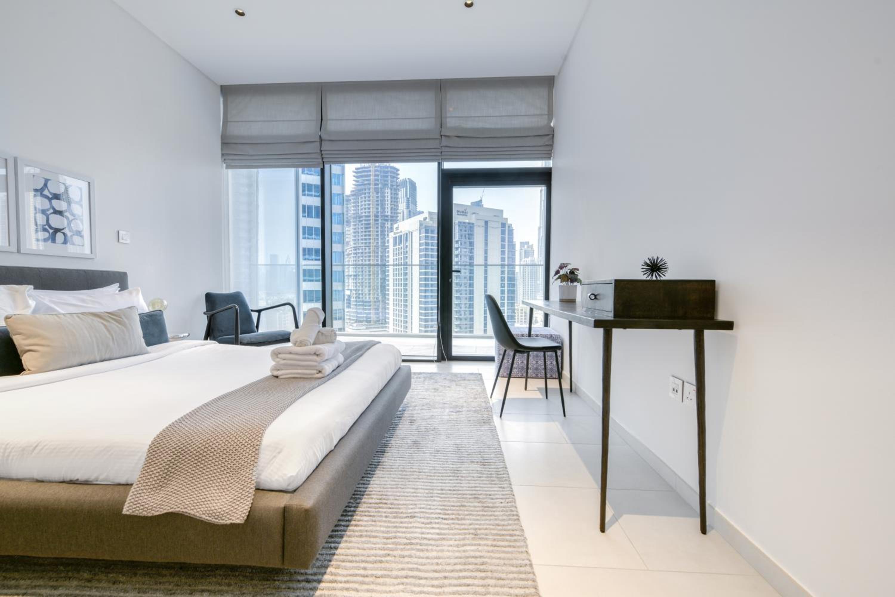 Maison Privee - Luxury Apt with Burj Khalifa Vw & Dubai Canal Access