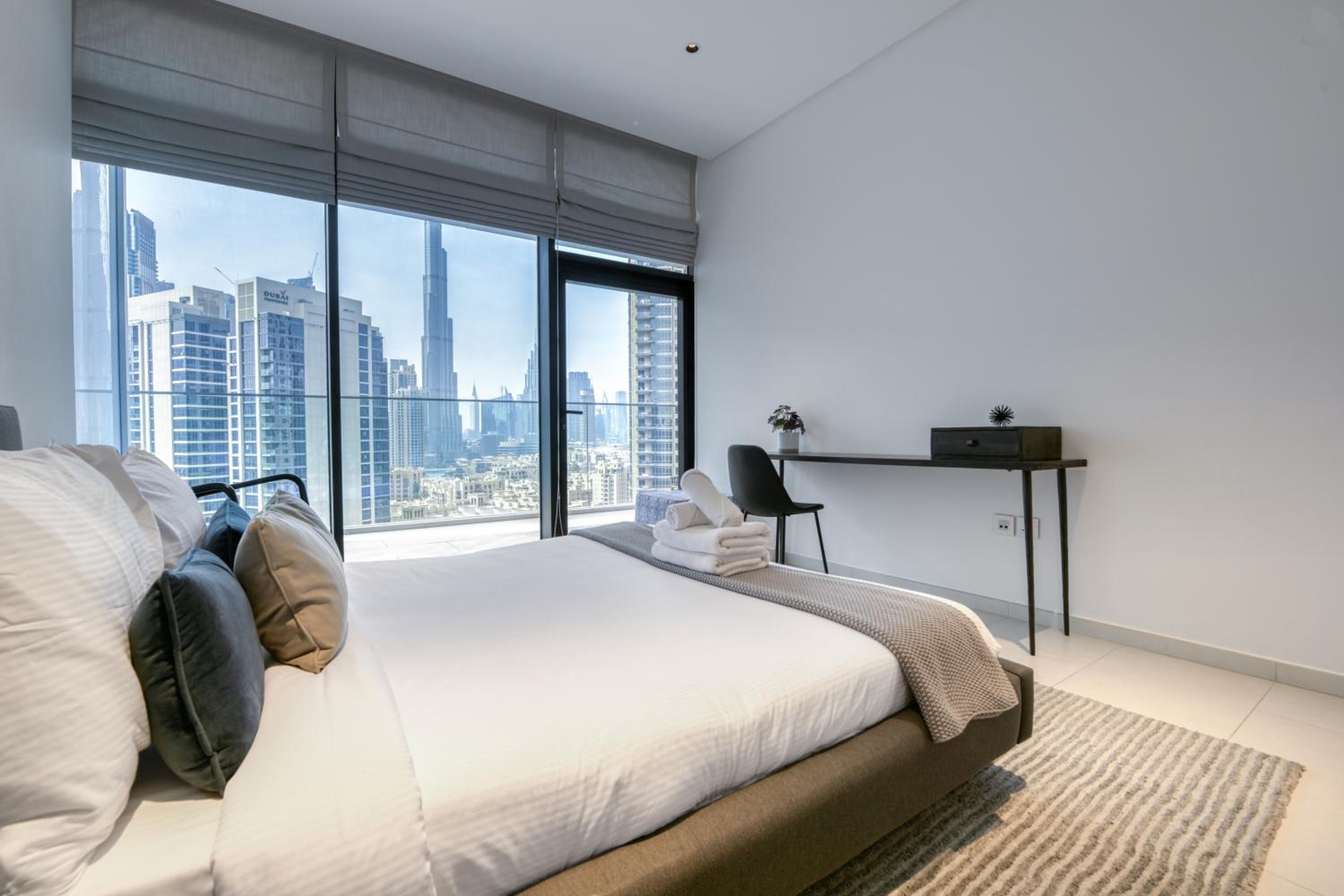 Maison Privee - Luxury Apt with Burj Khalifa Vw & Dubai Canal Access