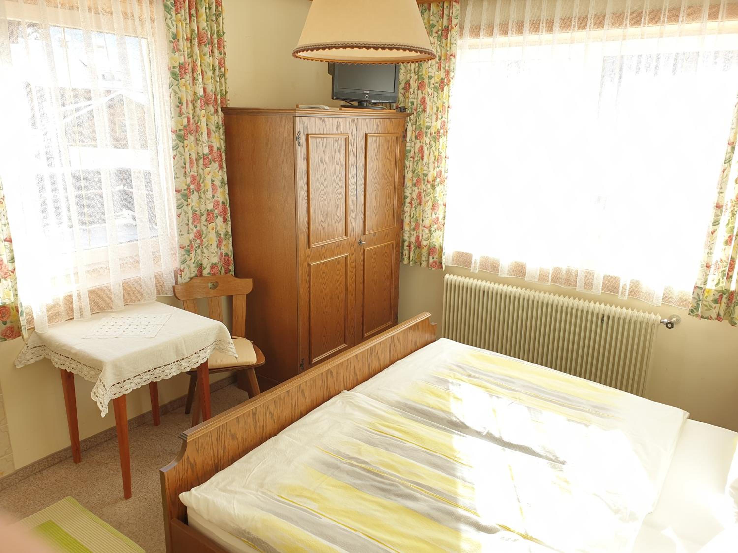Ferienhaus Alpenblick, ganzes Ferienhaus, 5 Zi, 4 Bäder, gratis Parkplatz, Sonnenterrasse