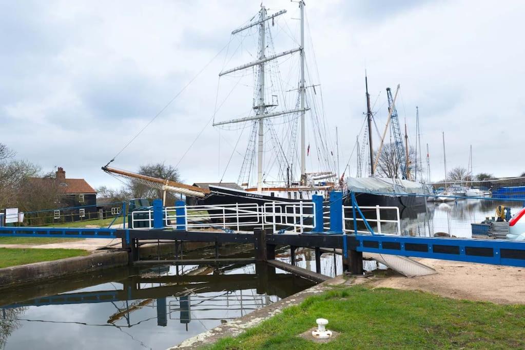 Navigation Cottage on the Historic Sea Lock overlooking the Nature Reserve view 4