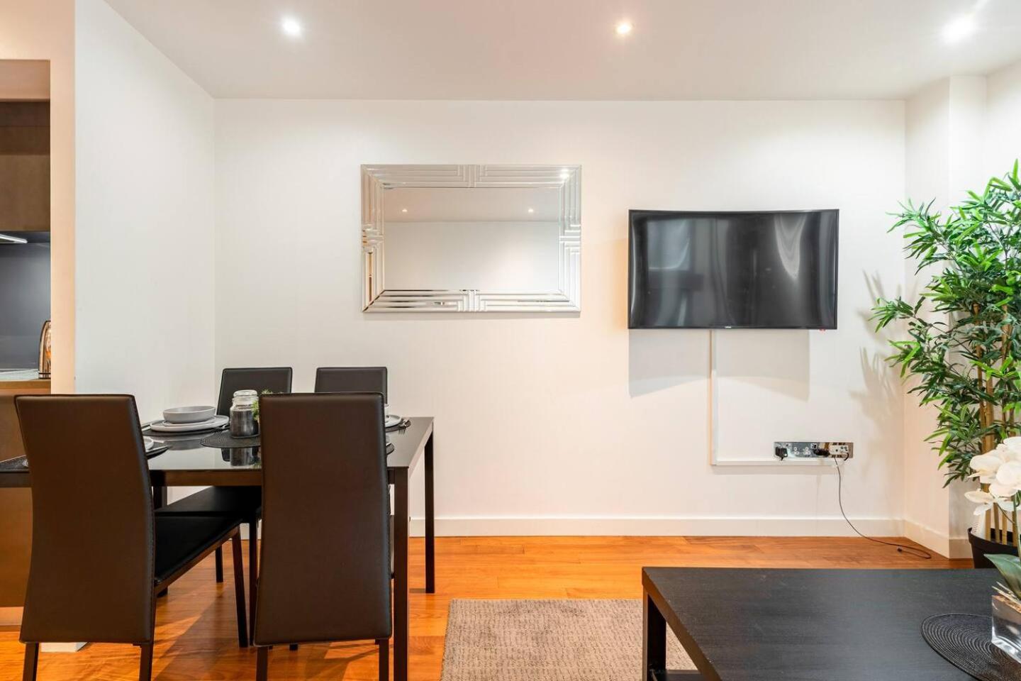 Lovely Sheffield City Centre 2 Bedroom Apartment view 3
