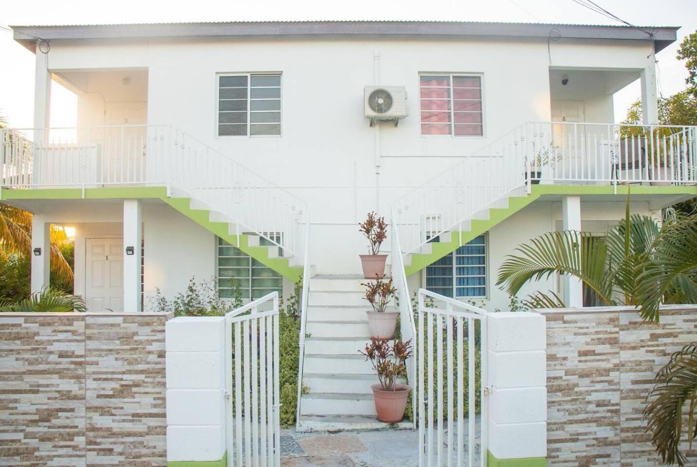 Tropical Paradise Retreat close to St Johns