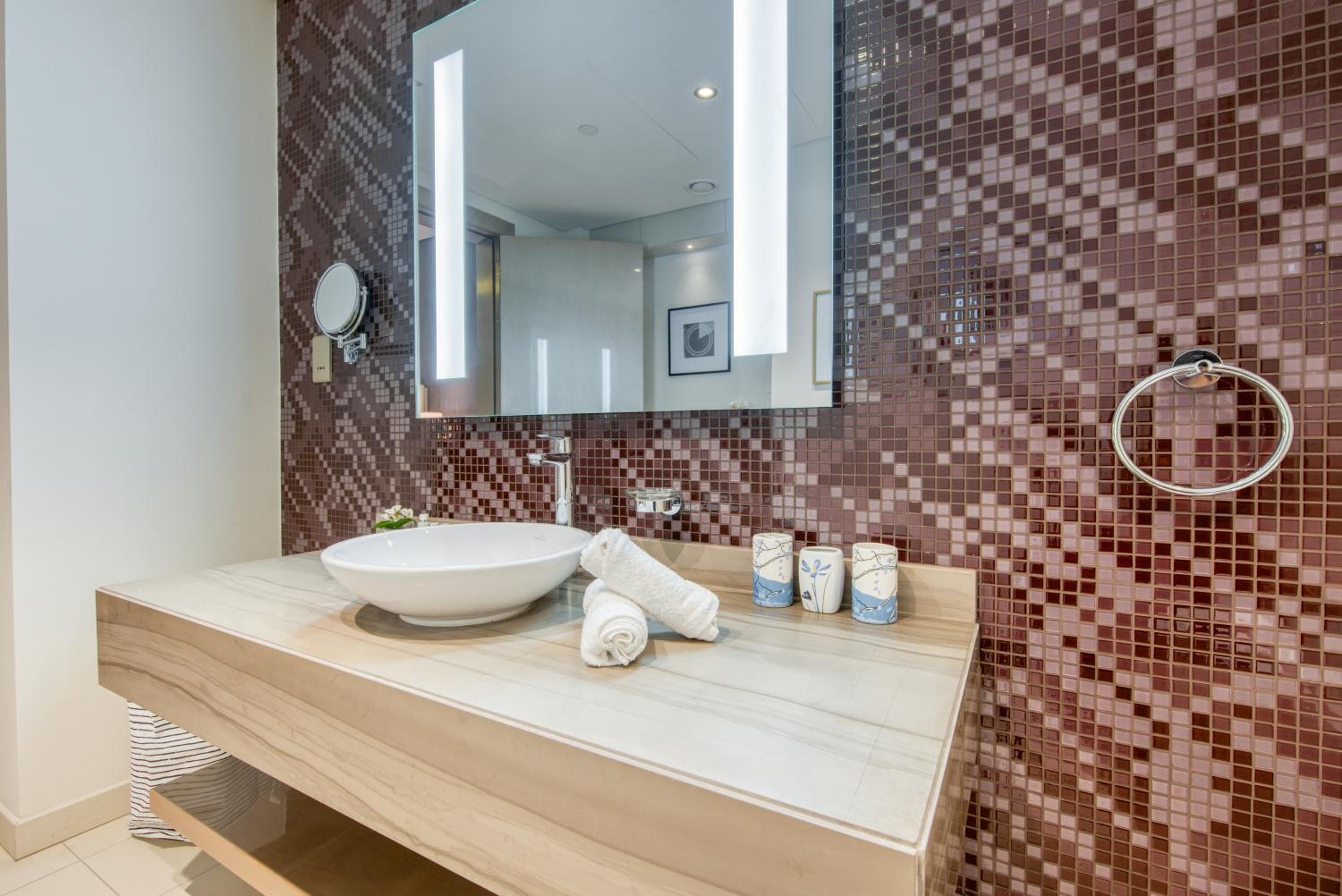 Maison Privee - Cool Dubai Apt next Burj Khalifa & Design District