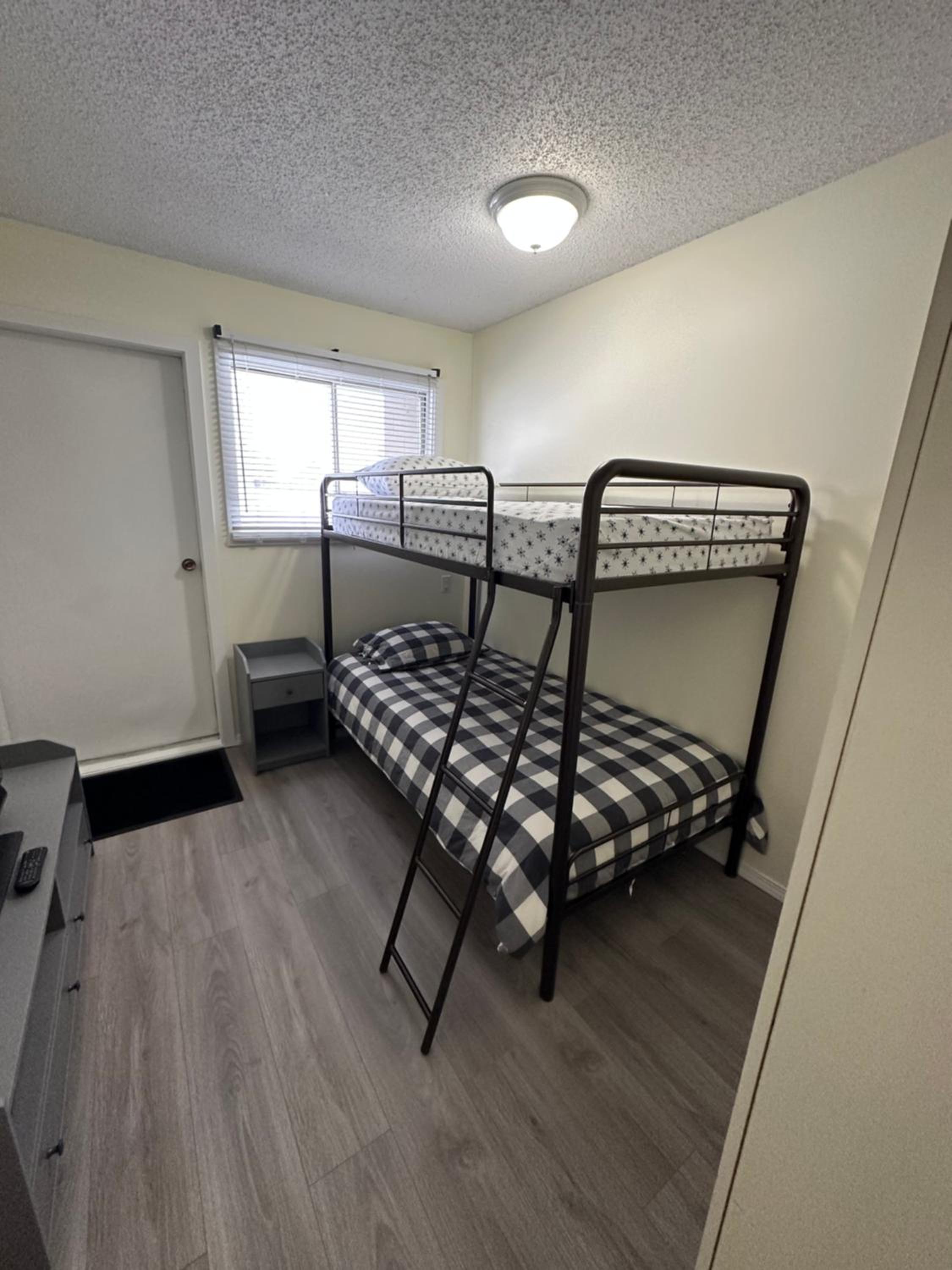 Lovely 2 bedroom condo, 2 minute walk fr downtown