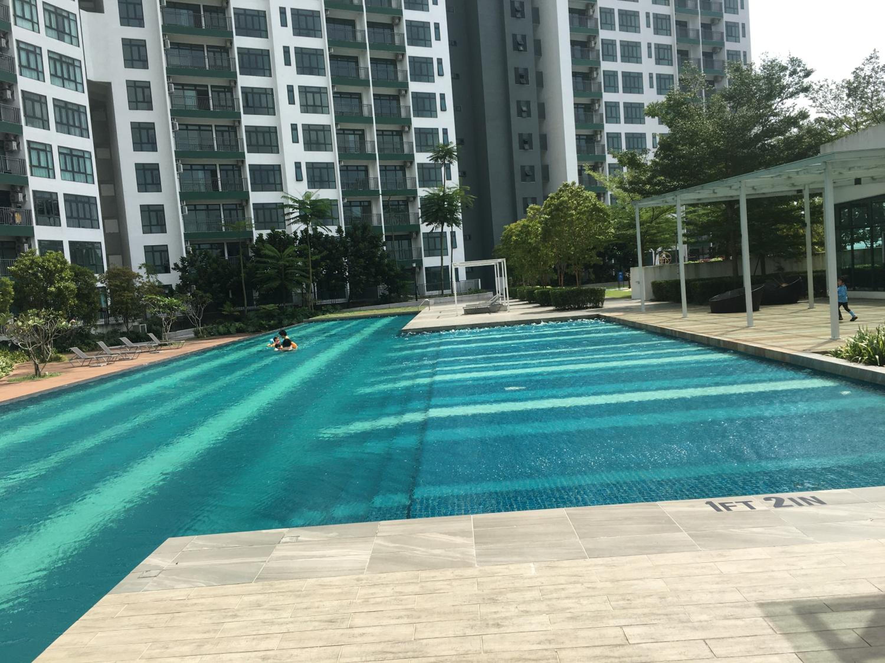 HomeNest JB City Poolview suite by Cozy Home