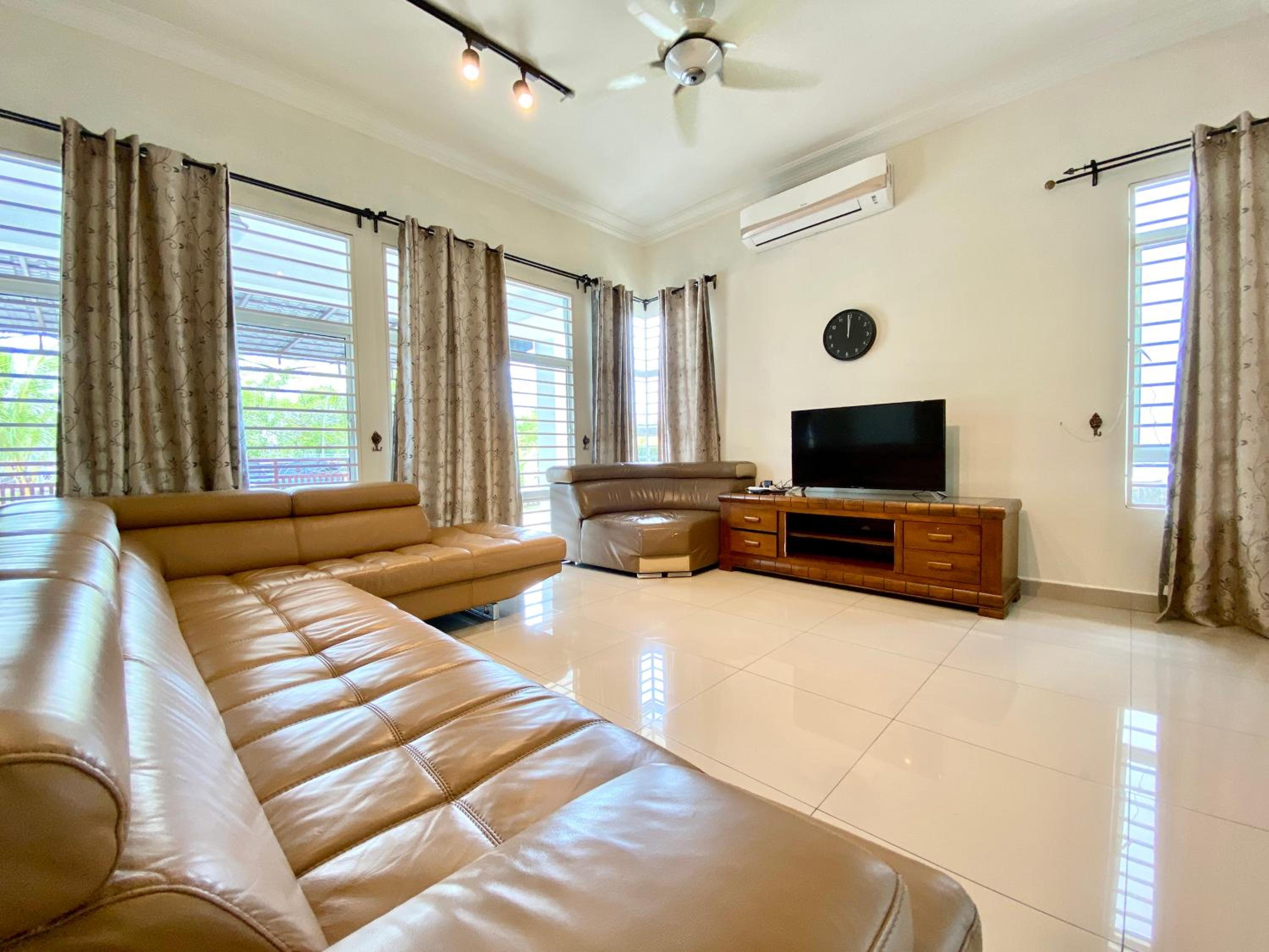 BNB Casa Grande at Rawang - spacious, 15 pax and WiFi