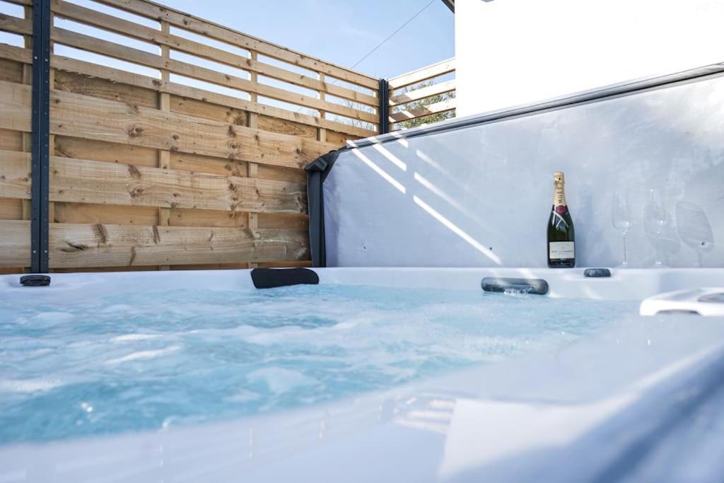 Hoxne Cottages - Daisy Cottage with private hot tub photo 5