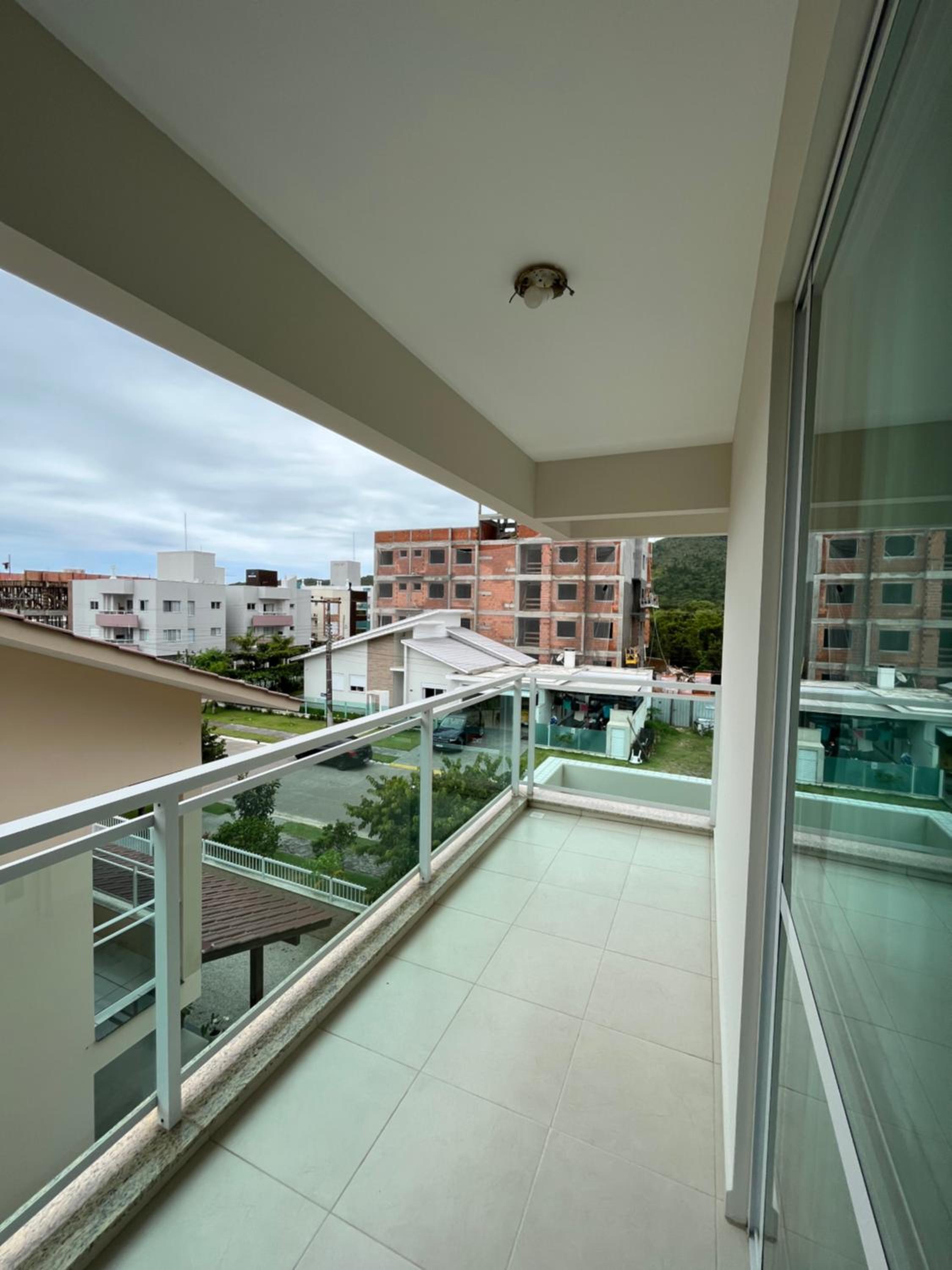 Apto de 3 quartos na Praia de Palmas, com garagem