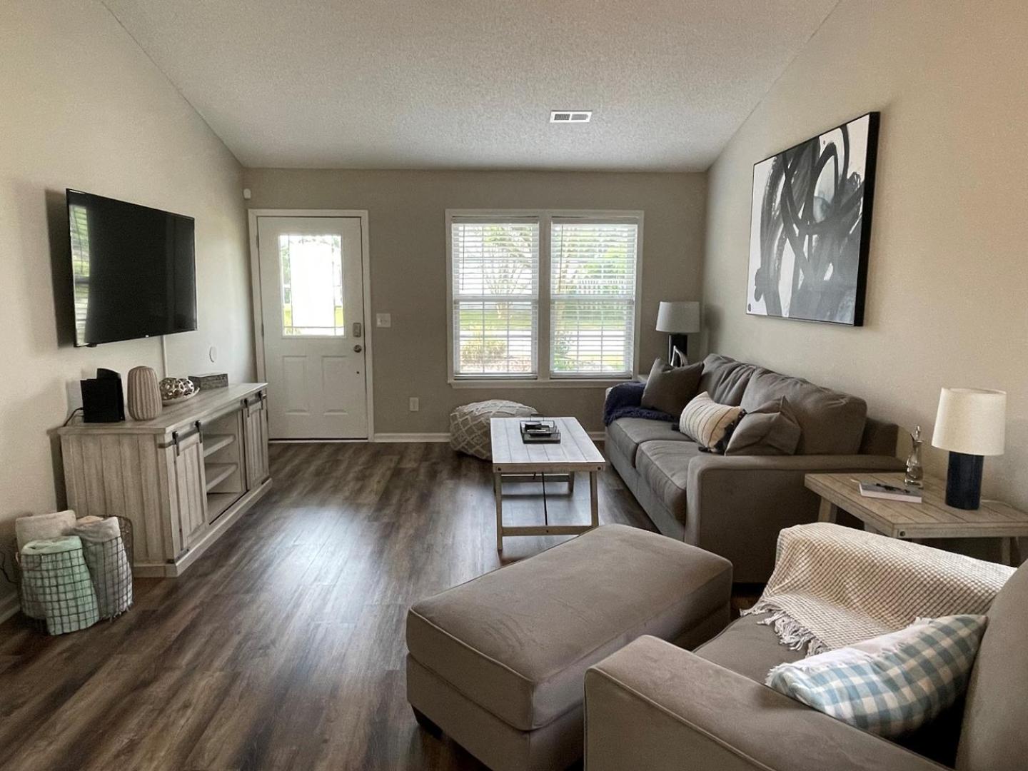 Short Drive to Downtown or the Beach! 907 Brewster Lane view 4