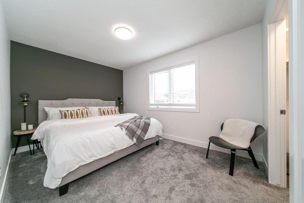 Chic Hideaway, 5BR near DT, Fireplace, King Bed, Fast Wifi, Sleeps 13!
