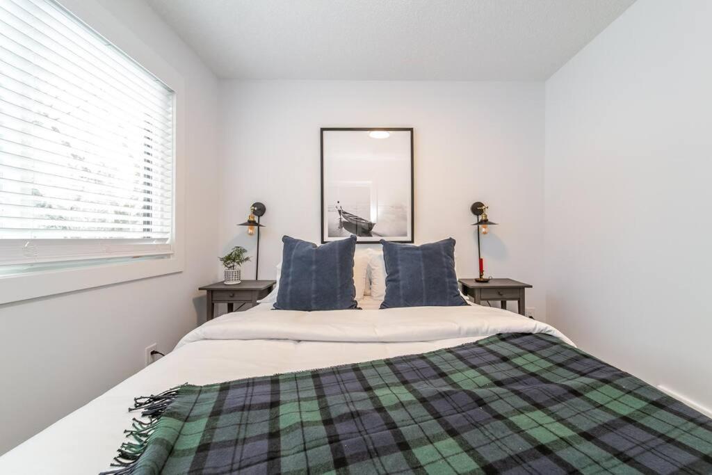 Chic Hideaway, 5BR near DT, Fireplace, King Bed, Fast Wifi, Sleeps 13!