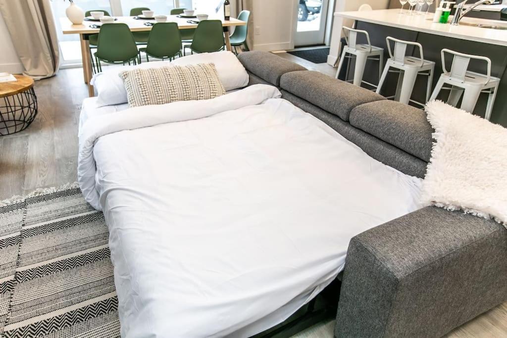 Chic Hideaway, 5BR near DT, Fireplace, King Bed, Fast Wifi, Sleeps 13!