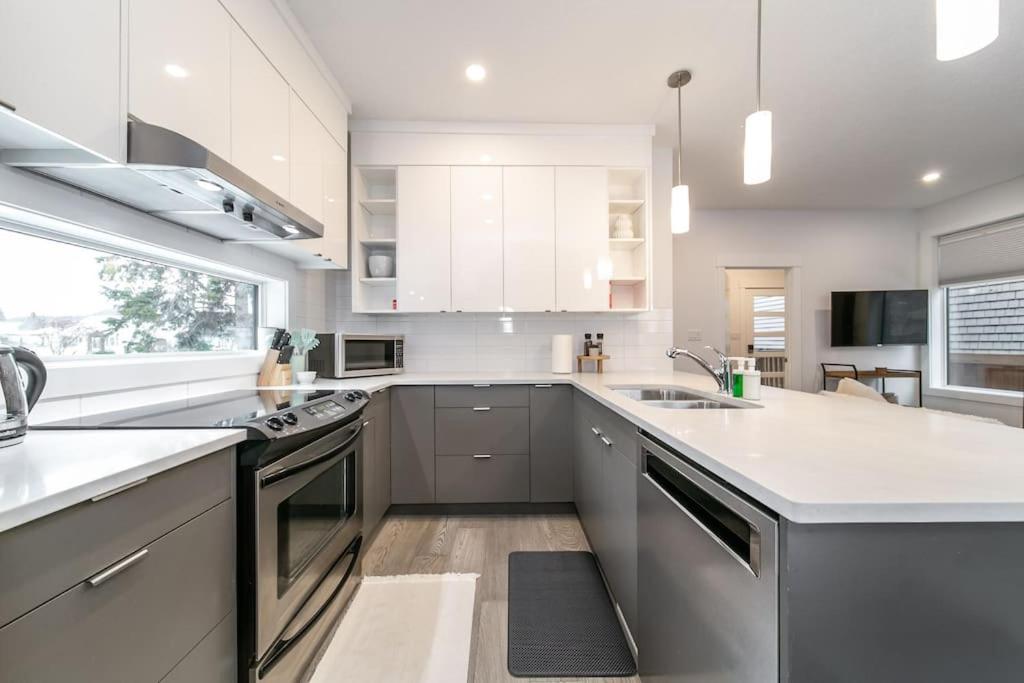 Chic Hideaway, 5BR near DT, Fireplace, King Bed, Fast Wifi, Sleeps 13!