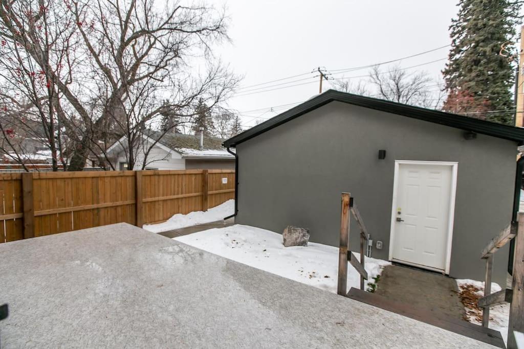 Chic Hideaway, 5BR near DT, Fireplace, King Bed, Fast Wifi, Sleeps 13!