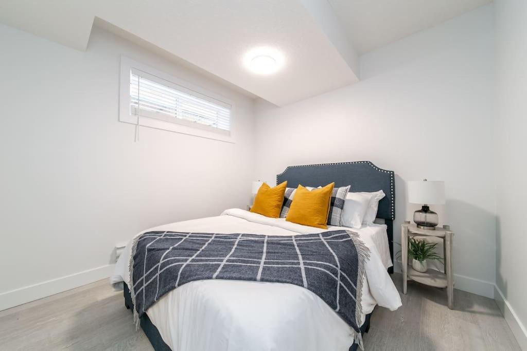 Chic Hideaway, 5BR near DT, Fireplace, King Bed, Fast Wifi, Sleeps 13!