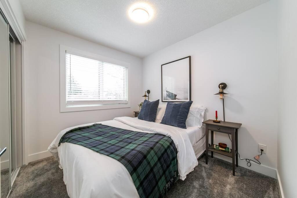 Chic Hideaway, 5BR near DT, Fireplace, King Bed, Fast Wifi, Sleeps 13!