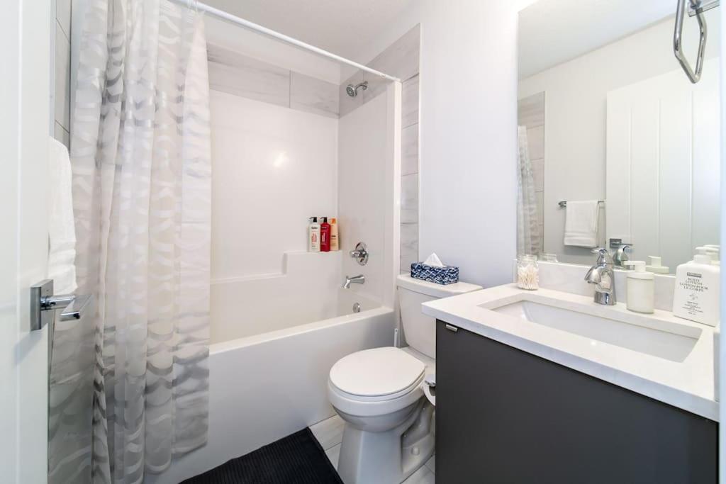 Chic Hideaway, 5BR near DT, Fireplace, King Bed, Fast Wifi, Sleeps 13!