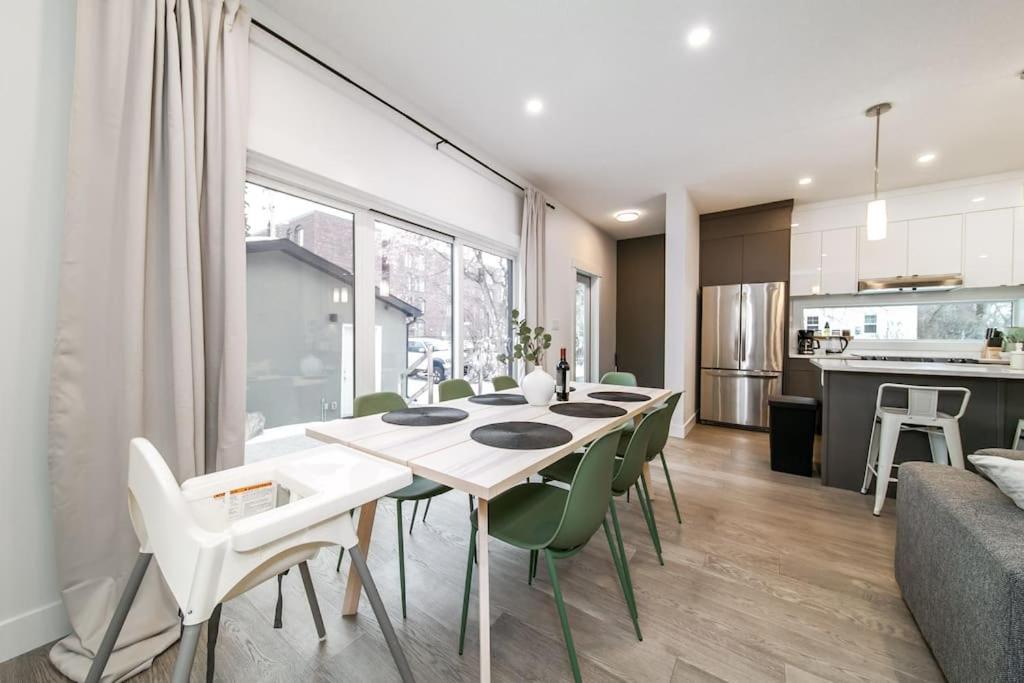 Chic Hideaway, 5BR near DT, Fireplace, King Bed, Fast Wifi, Sleeps 13!
