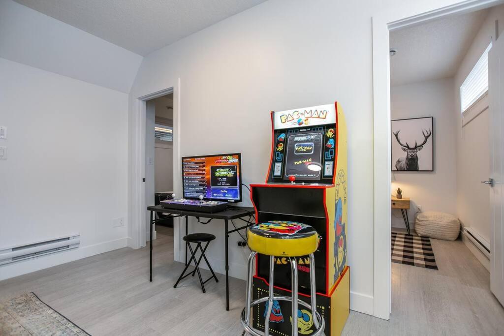 Chic Hideaway, 5BR near DT, Fireplace, King Bed, Fast Wifi, Sleeps 13!