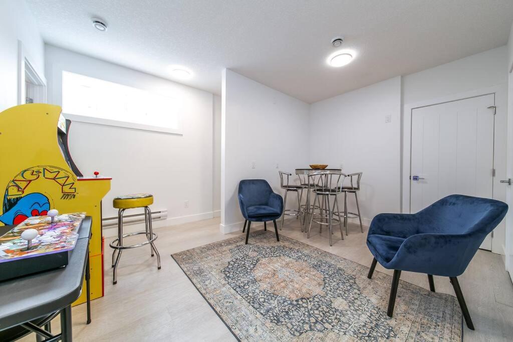 Chic Hideaway, 5BR near DT, Fireplace, King Bed, Fast Wifi, Sleeps 13!