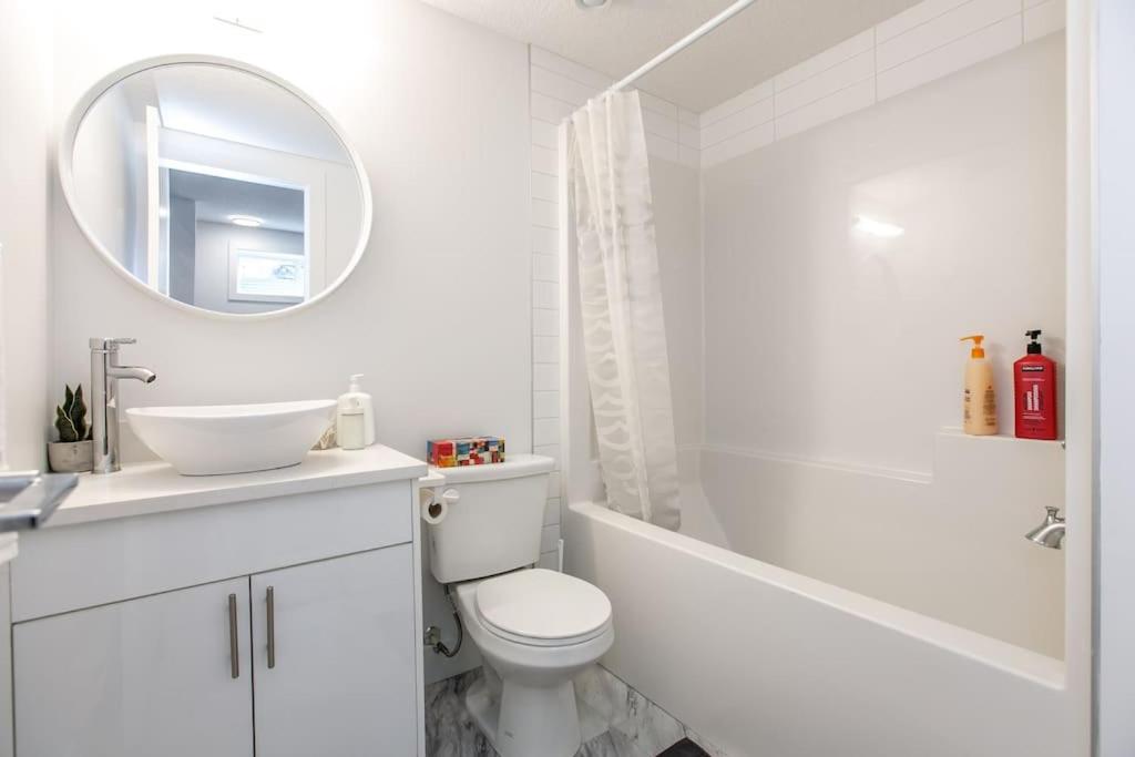 Chic Hideaway, 5BR near DT, Fireplace, King Bed, Fast Wifi, Sleeps 13!