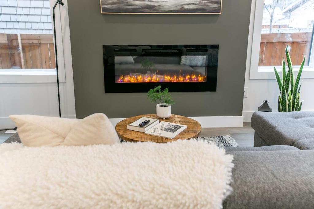 Chic Hideaway, 5BR near DT, Fireplace, King Bed, Fast Wifi, Sleeps 13!