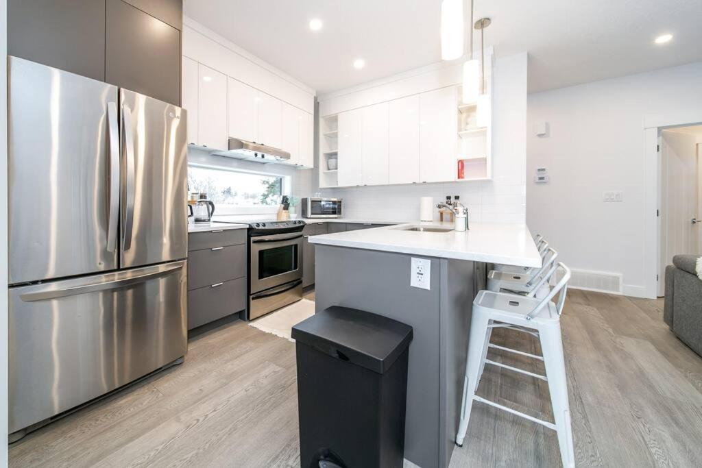 Chic Hideaway, 5BR near DT, Fireplace, King Bed, Fast Wifi, Sleeps 13!