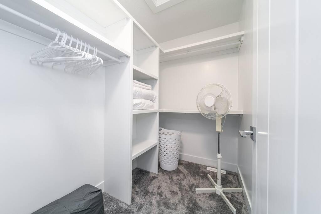 Chic Hideaway, 5BR near DT, Fireplace, King Bed, Fast Wifi, Sleeps 13!