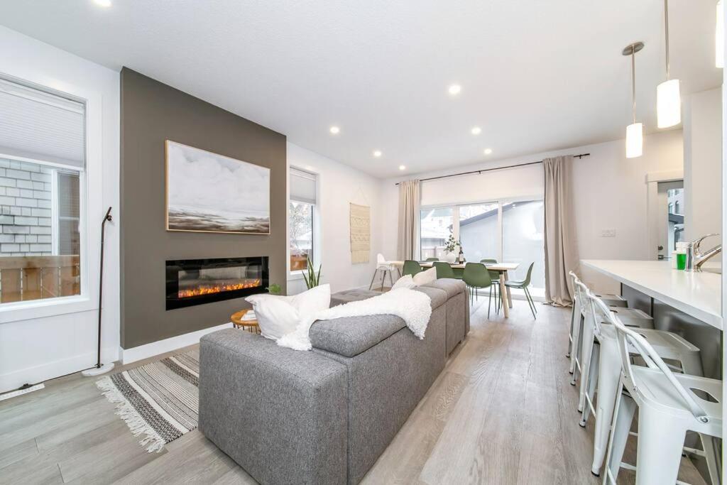 Chic Hideaway, 5BR near DT, Fireplace, King Bed, Fast Wifi, Sleeps 13!