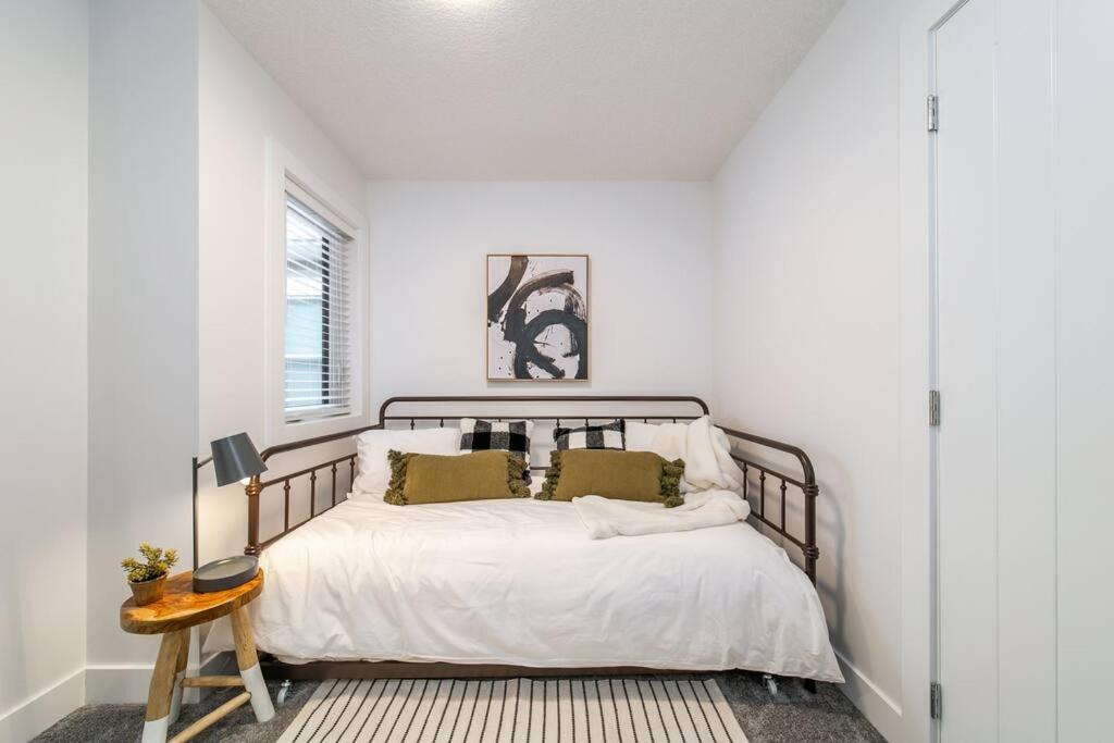 Chic Hideaway, 5BR near DT, Fireplace, King Bed, Fast Wifi, Sleeps 13!