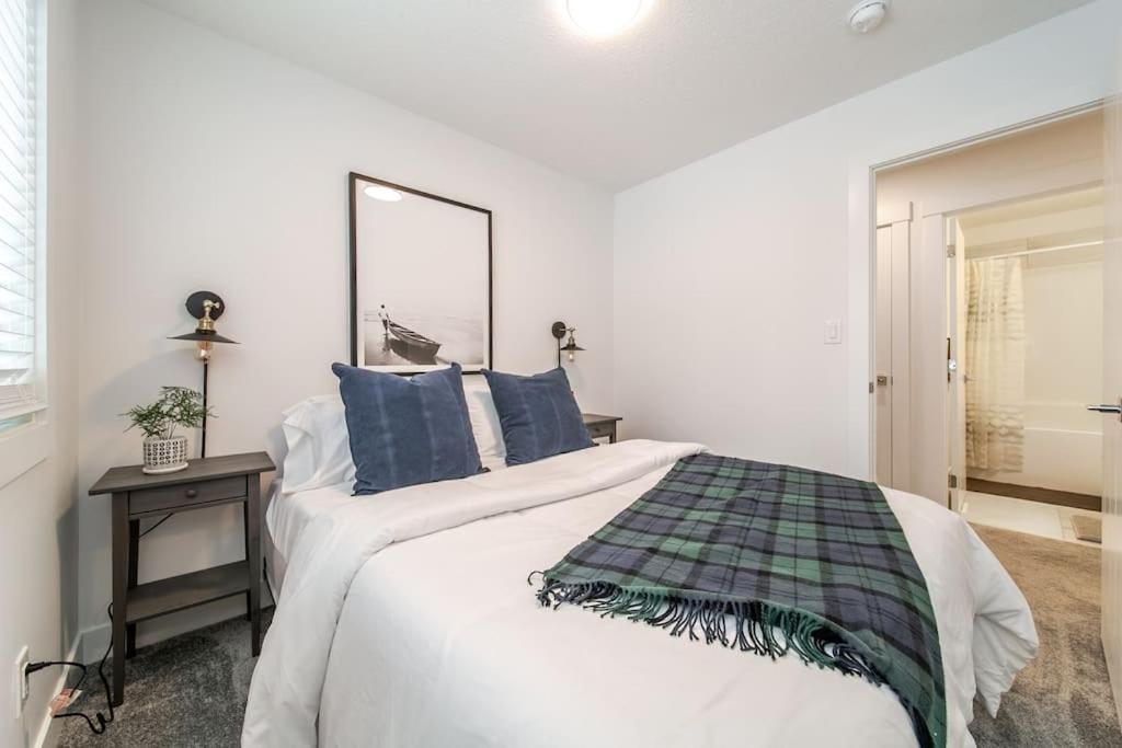 Chic Hideaway, 5BR near DT, Fireplace, King Bed, Fast Wifi, Sleeps 13!