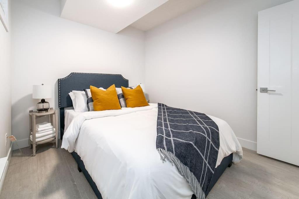 Chic Hideaway, 5BR near DT, Fireplace, King Bed, Fast Wifi, Sleeps 13!