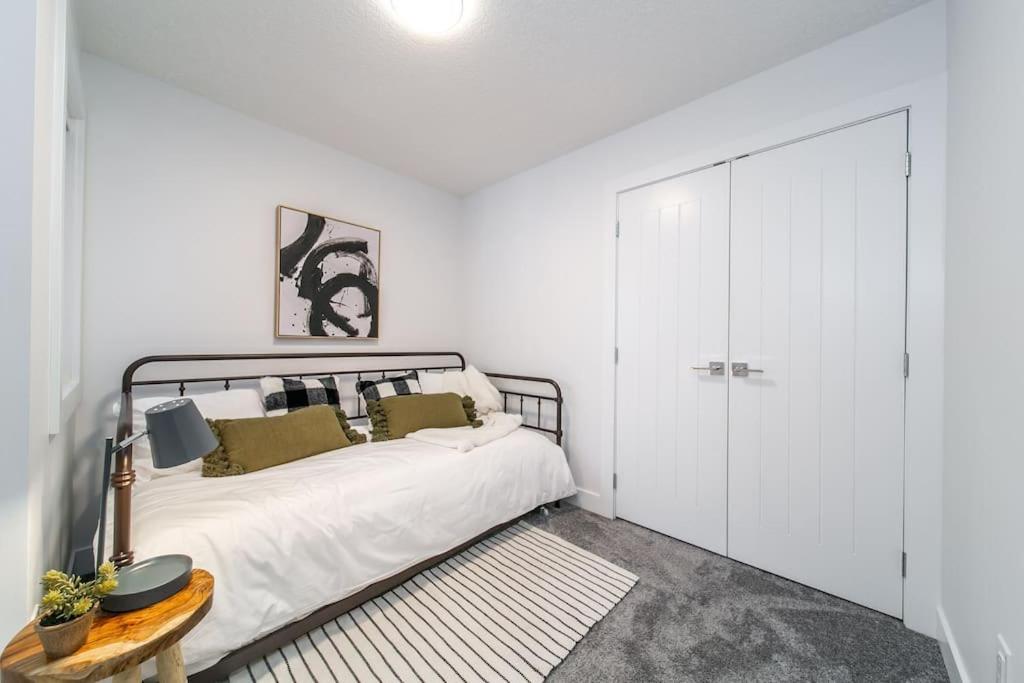 Chic Hideaway, 5BR near DT, Fireplace, King Bed, Fast Wifi, Sleeps 13!