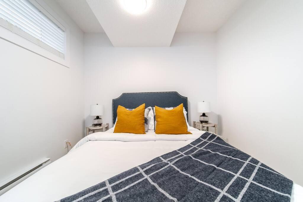 Chic Hideaway, 5BR near DT, Fireplace, King Bed, Fast Wifi, Sleeps 13!