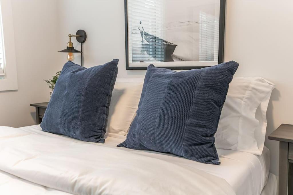 Chic Hideaway, 5BR near DT, Fireplace, King Bed, Fast Wifi, Sleeps 13!