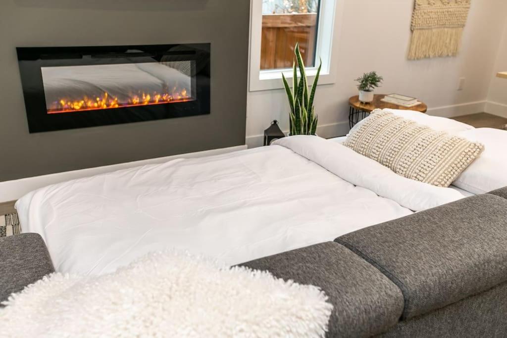 Chic Hideaway, 5BR near DT, Fireplace, King Bed, Fast Wifi, Sleeps 13!