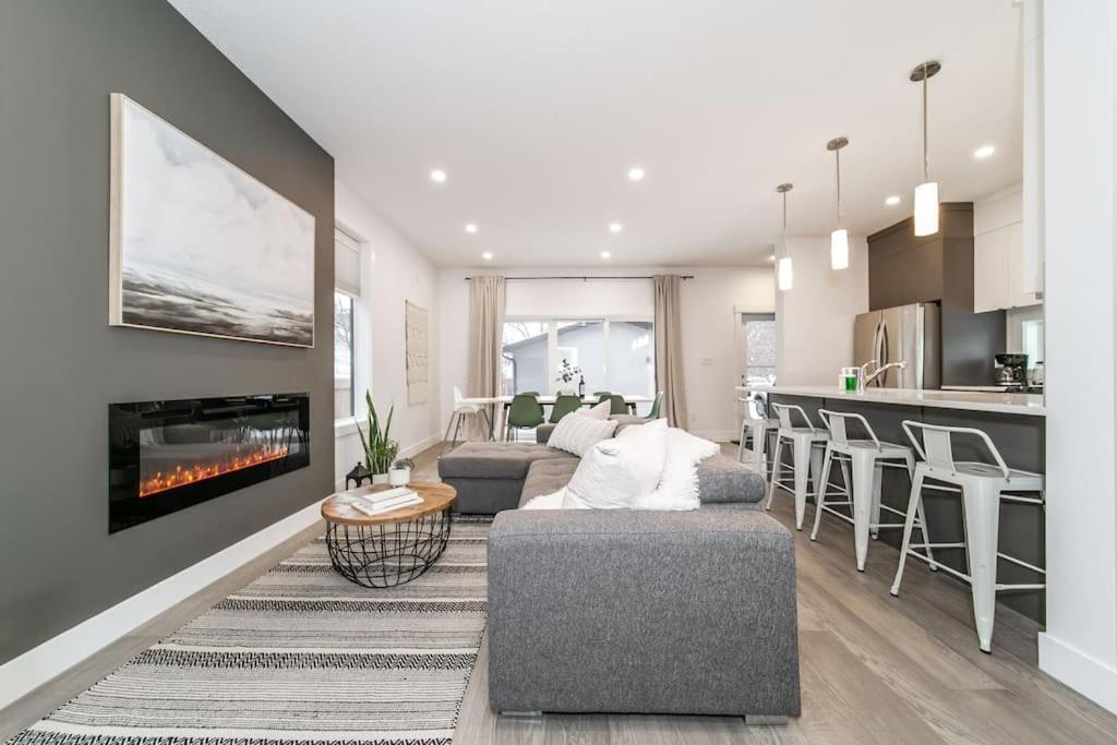 Chic Hideaway, 5BR near DT, Fireplace, King Bed, Fast Wifi, Sleeps 13!