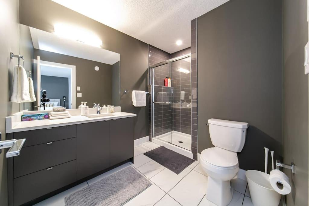 Chic Hideaway, 5BR near DT, Fireplace, King Bed, Fast Wifi, Sleeps 13!
