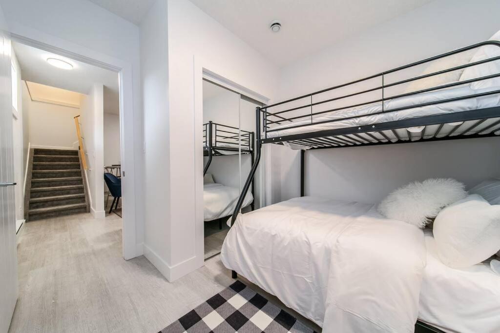 Chic Hideaway, 5BR near DT, Fireplace, King Bed, Fast Wifi, Sleeps 13!