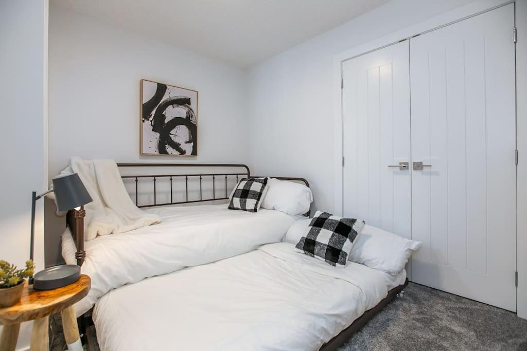 Chic Hideaway, 5BR near DT, Fireplace, King Bed, Fast Wifi, Sleeps 13!