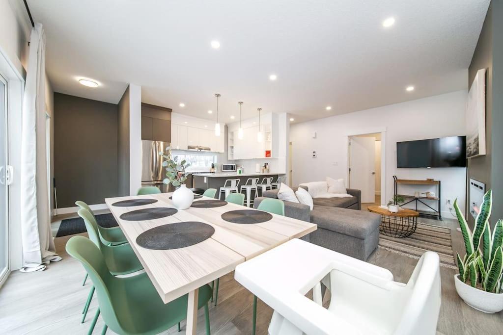 Chic Hideaway, 5BR near DT, Fireplace, King Bed, Fast Wifi, Sleeps 13!