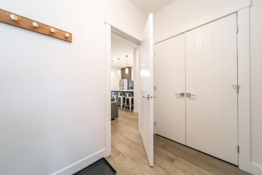 Chic Hideaway, 5BR near DT, Fireplace, King Bed, Fast Wifi, Sleeps 13!