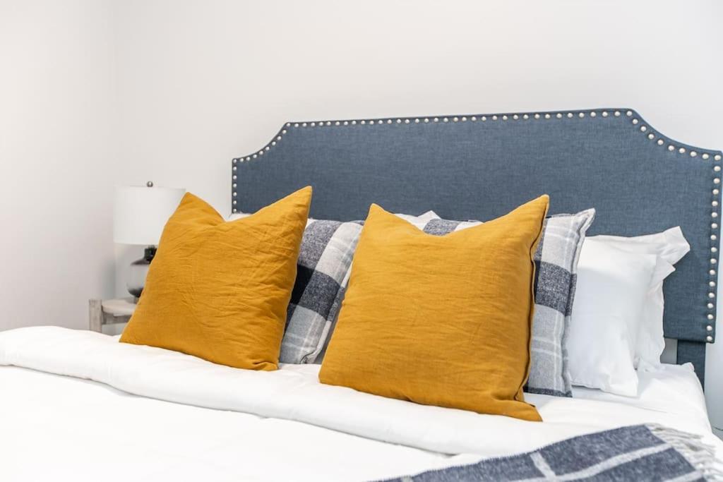 Chic Hideaway, 5BR near DT, Fireplace, King Bed, Fast Wifi, Sleeps 13!