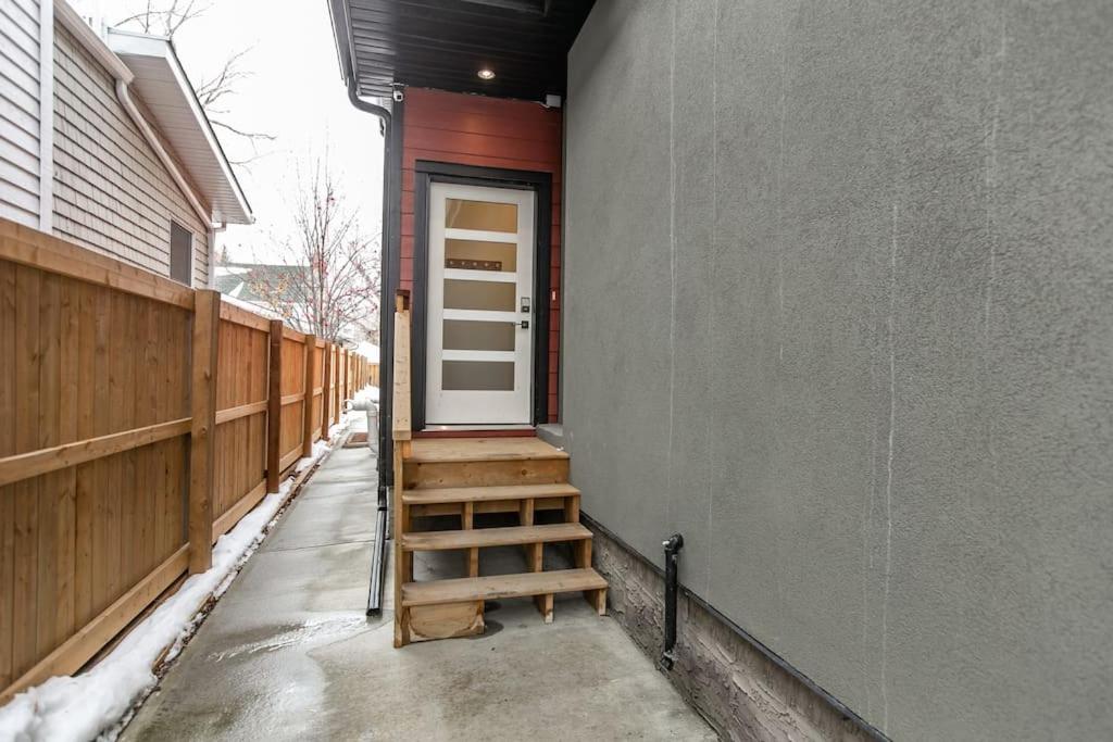 Chic Hideaway, 5BR near DT, Fireplace, King Bed, Fast Wifi, Sleeps 13!