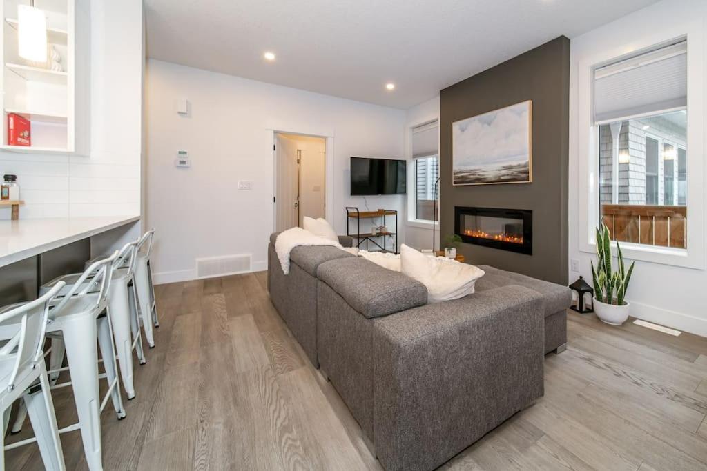 Chic Hideaway, 5BR near DT, Fireplace, King Bed, Fast Wifi, Sleeps 13!