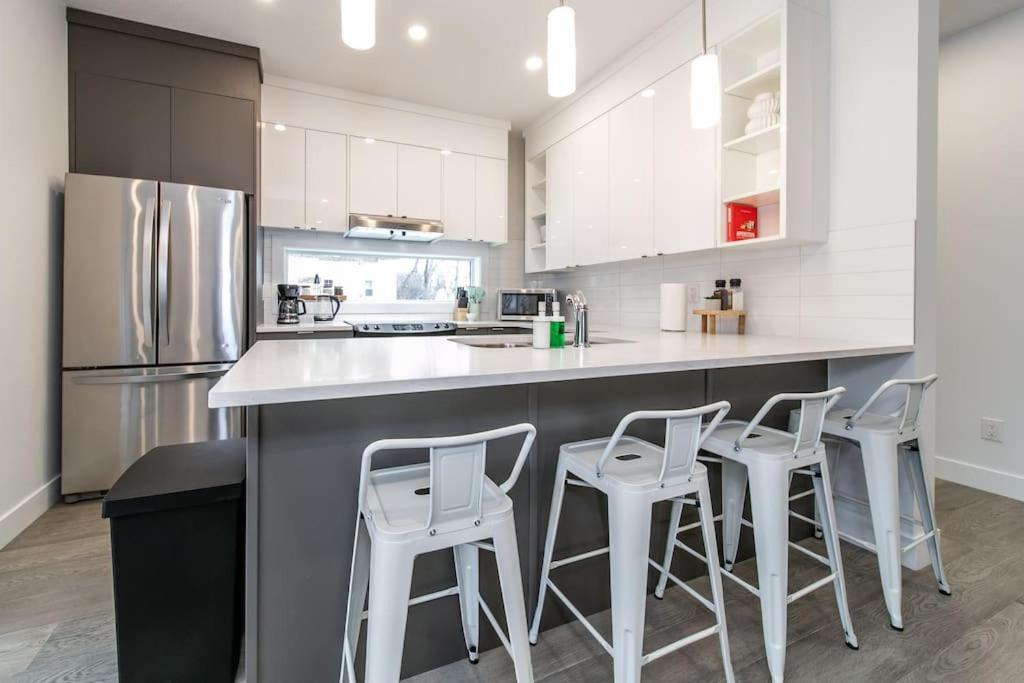 Chic Hideaway, 5BR near DT, Fireplace, King Bed, Fast Wifi, Sleeps 13!