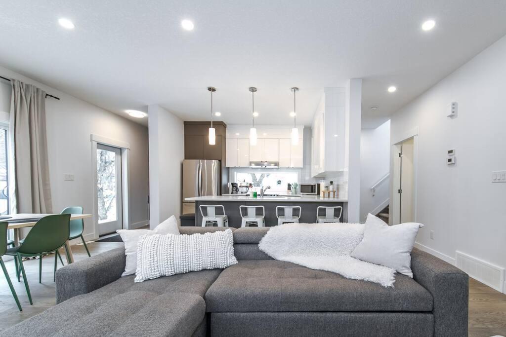 Chic Hideaway, 5BR near DT, Fireplace, King Bed, Fast Wifi, Sleeps 13!